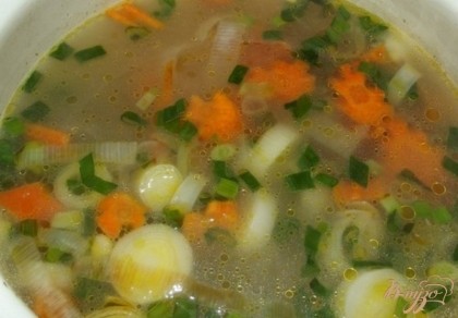 Очень важно суп сварить быстро, чтобы лук порей не развернулся а морковь и зеленый лук не потеряли свой цвет.