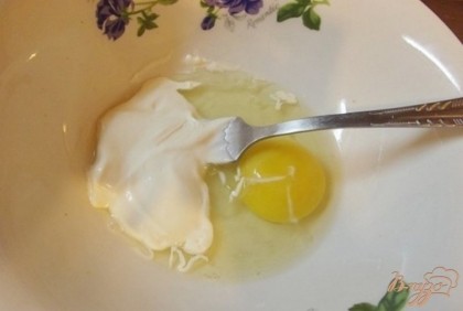 Пока суп настаивается под крышкой, снятый с огня, приготовьте омлет. Для этого взбейте куриное яйцо со сметаной или домашними сливками, добавив немного соды и соли по вкусу. Жарьте омлет как обычно, только обратите внимание на то, что он должен быть относительно толстеньким. В соответствии с этим выбери размер сковородки, подходящий под количество яиц.