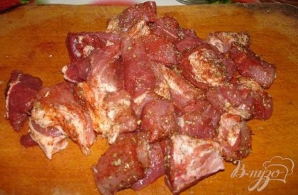 Мясо обмыть, обсушить, нарезать на мелкие кусочки. На доске обсыпать специями, солью и хорошо перемешать.