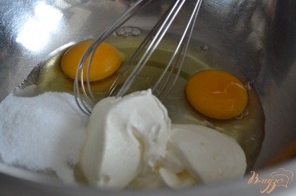 Яйца, сметану, сахар и соль размешать.