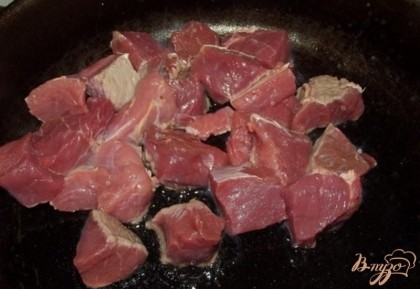 Мясо следует нарезать кусочками чуть крупнее обычного и обжарить со всех сторон до белого цвета около четырех минут.