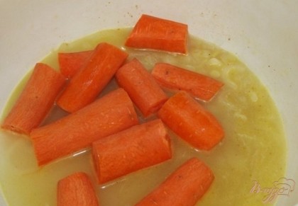 Морковь очистите от кожуры и хорошенько вымойте. Также отрежьте твердую попку, причем побольше. Порежьте морковь на несколько частей и положите вариться. При этом суп нужно посолить немного, поскольку когда вода выкипит, он будет более концентрированным.