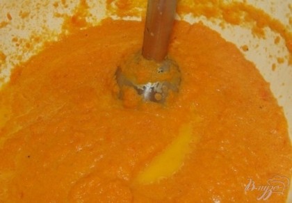 Дальше извлеките морковь и в отдельной таре превратите ее в пюре, после чего переложите морковное пюре обратно в кастрюльку. Эту нужно потому, что морковь пюрируется довольно долго и на самой большой скорости, при этом жидкость в кастрюльке бы разлеталась во все стороны. Теперь в кастрюльке уже превратите в пюре всю массу. Попробуйте и посолите на вкус. Также можно добавить немного красного перца.
