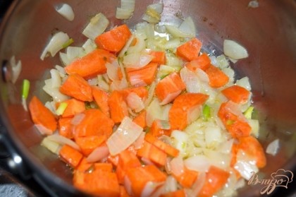 В сотейнике, на растительном масле, обжарить лук. Добавить морковь.