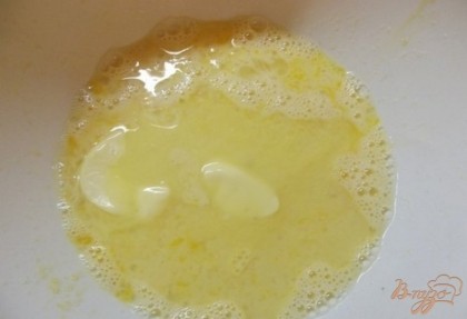 Растопите сливочное масло и влейте его в тесто. При этом желательно, чтобы часть масла оставалась кусочками. Взбейте массу миксером до относительной однородности на медленной скорости.
