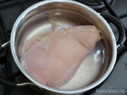 Куриное филе отварить в подсоленной воде, в течение 20 минут с момента закипания.