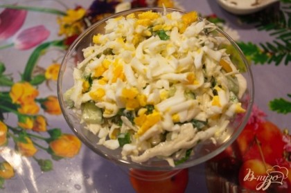 В вазочку выложите салат. отварите яйца. Остудите и очичтите. Нарезать на кубики. Подготовленными яйцами посыпать сверху салат капустный, но не мешаем.