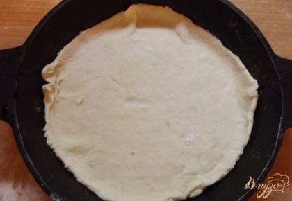 Тесто раскатайте и про помощи сковородки (либо же формы) в которой будете выпекать пиццу вырежьте из него два круга одинакового размера. Один круг выложите на дно формы/сковородки. Сверху смажьте тесто майонезом или кетчупом, на свое усмотрение, можно смешать.