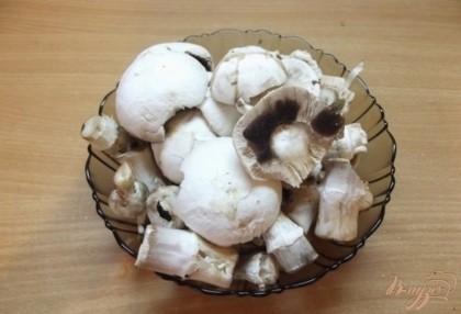 Для запекания понадобятся грибы либо белые либо шампиньоны. Грибы нужно чистить от шкурки и вынуть пластинки (у шампиньонов) изнутри.