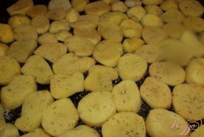 Картофель очистите и нарежьте картофель кружочками толщиной не менее пол сантиметра и не более 1 см. Противень смажьте обильно растительным маслом, посыпьте слегка солью и выложите картофель одним слоем (!). Сверху картофель посолите, посыпьте тимьяном.