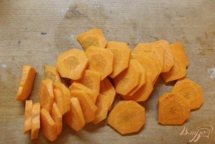 Для начала отправьте свеклу и лук в духовку и потом уже начинайте нарезать. Морковь нарежьте тонкими но целыми, крупными кругами.