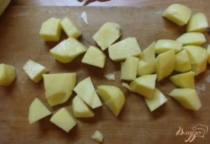 Картофель можно нарезать как обычно либо чуть-чуть крупнее, на ваш выбор.