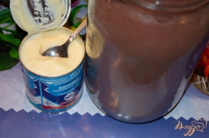 Смешайте несколько ложек сгущеного молока с какао. Какао можно заменить растопленным шоколадом. Вымешайте массу до однородности. Полученным соусом залейте готовые варенички.