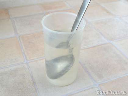Отмерить воду мерным стаканом (стакан обычно идет в комплекте к хлебопечке). Добавить соль, сахар, перемешать.