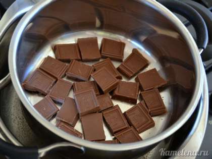 Шоколад поломать на кусочки, положить в небольшую кастрюльку. Соорудить водяную баню - поставить емкость с шоколадом в кастрюлю с водой (вода не должна касаться низа кастрюли).