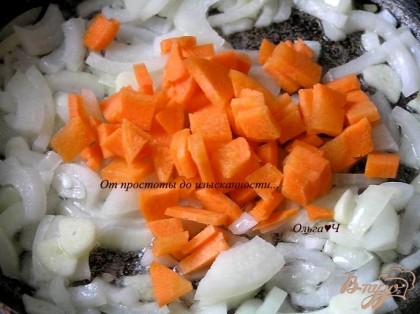 На растительном масле обжарить нарезанные лук и морковь до мягкости,