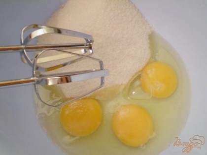 Яйца взбить со стаканом сахара до образования пены светлой.