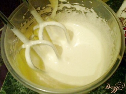 Яйца взбить со стаканом сахара до пышной густой массы, взбиваем минут 10. Масса хорошо увеличивается в объеме, становится гуще.