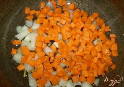 В глубоком казане обжарьте лук и морковь до полуготовности.