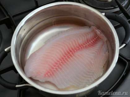 Рыбное филе разморозить, отварить в подсоленной воде на маленьком огне, в течение 10 -15 минут с момента закипания. Остудить.