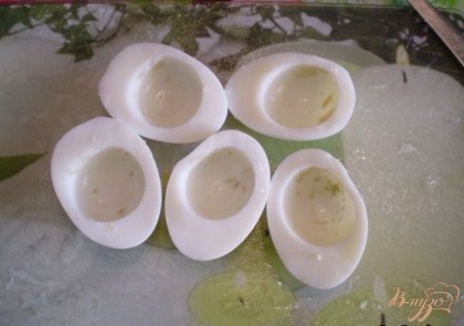 Яйца отварить и почистить, порезать на половинки, вынять желтки.