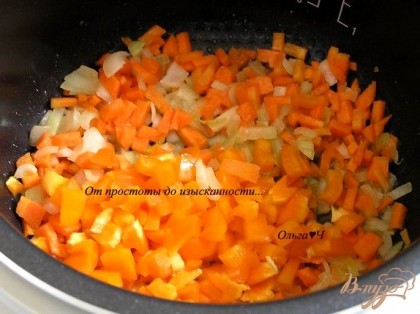 Овощи нарезать, обжарить в режиме "Жарка" на растительном масле прямо в чаше мультиварки (сли у Вас такой функции нет, то можно обжарить на сковороде) до мягкости.