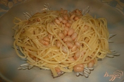 Готово! Затем раскладываем спагетти с фасолью по тарелкам и подаем в горячем виде.