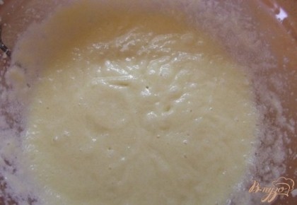  Сначала приготовьте тесто. Для этого в глубокую миску вбейте куриные яйца и взбейте их миксером в пену со щепоткой сахара. Сливочное масло растопите и в отдельной мисочке взбейте с остальным сахаром.