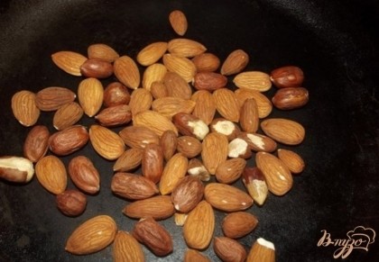 Орехи (миндаль и фундук) нужно пожарить. Жарят орехи на сухой сковородке до того момента, пока шкурка у них не начнет лущится.