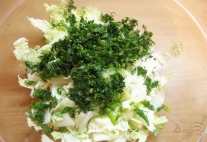 Дальше мелко порежьте зелень и положите в салат.
