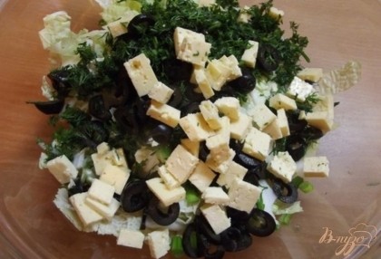 Последним кладем в наш салат сыр. Сыр должен быть нежный, не соленый. Его нужно порезать крупными кубиками, крупнее чем все остальные компоненты. Дальше присолите салат и хорошенько перемешайте.