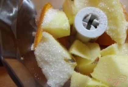 Тоже самое проделайте с яблоком. Очистите его от кожуры и порежьте кубиками извлекая серединку. Выложите яблоки в блендер и засыпьте сахаром. Превратите в пюре таким образом, чтобы сахар распределился равномерно по всей массе.