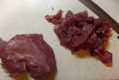  Нарежьте мясо кусочками не крупными, но и не слишком маленькими.