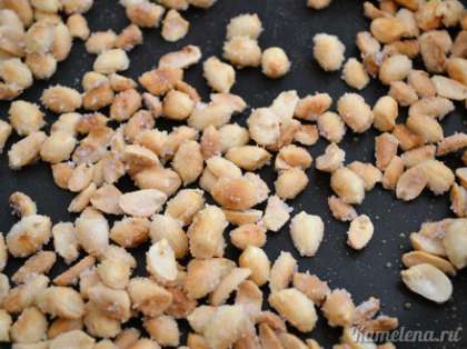 Вода должна испариться, а арахис покрыться кристалликами сахара. Готовый арахис переложить на тарелку в один слой, чтобы он не слипся.