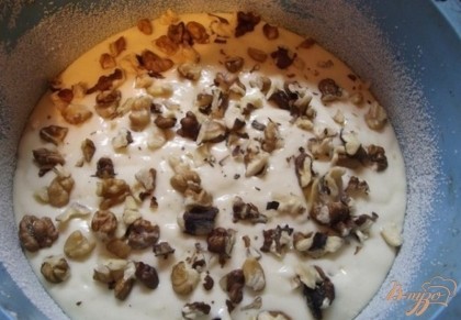 Грецкие орехи поломайте обязательно крупными кусочками и посыпьте ими пирог сверху. При выпекании они слегка поджарятся и будут очень приятно похрустывать, придавая пирогу неповторимый вкус и аромат.