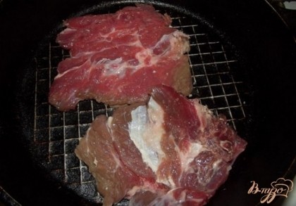 Сковородку разогреваете до максимально возможной температуры и снижая огонь до среднего выкладываете на нее мясо.