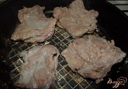 Сначала мясо само собой крепко прилипнет к сковородке - это нормальный процесс. Примерно минут через пять-семь оно будет легче отставать, тогда то и нужно его перевернуть. Переворачивать нужно его каждые пять минут.