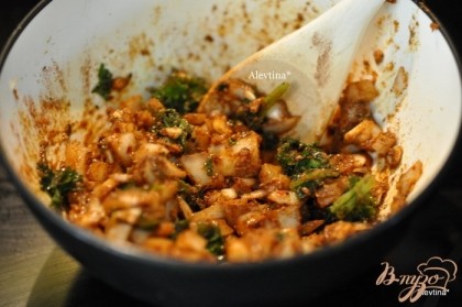 В ступке или в мельничке растолочь семена тмина, кориандра и перца и чили.Затем смешать с остальными ингредиентами для маринада.