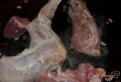 Также обжарьте каждую часть козлика со всех сторон примерно по четыре минуты. Благодаря этому мясо сохранить сою сочность и нежность.