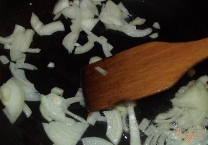 На той сковородке, на которой жарились блинчики обжарьте до мягкости репчатый лук, нарезанный среднего размера кусочками.