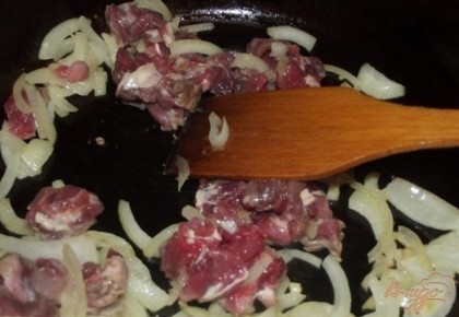 Мясо порубите ножом на маленькие кусочки, но не в фарш. Так чтобы кусочки не слипались в одно целое. Выложите мясо к уже мягкому луку и обжарьте со всех сторон до белого цвета.