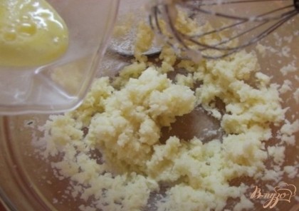 В отдельной миске взбейте яйца со второй половиной сахара, но только не миксером, а вилкой. Взбитые яйца постоянно перемешивая миксером на маленькой скорости вливаем к маслу.