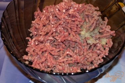 Измельчите в мясорубке мясо или используйте покупной фарш. Так же измельчите чеснок и лук.