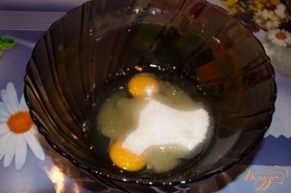 Яйца и белок поместите в миску. Добавьте сахар, соль. Взбейте.