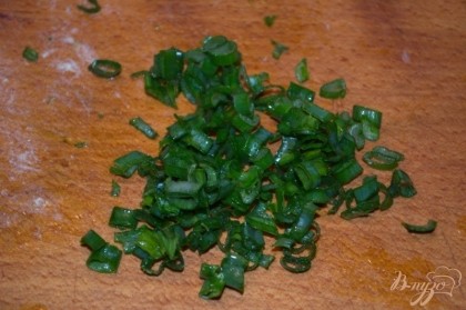 Любую имеющуюся зелень нарезать мелко. Я использую петрушку, лук, укроп и черемшу.Заправьте все сметаной. Посолите и поперчите по вкусу.