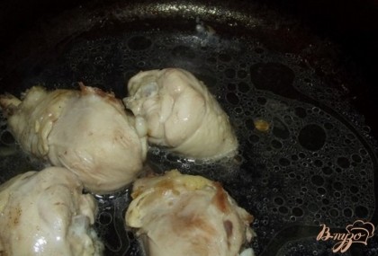 Когда курица будет готова, выложите ее в сковородку (даже если она жарилась, переложите в новую сковородку). Налейте около 10 мл воды и нагрейте до закипания. Если сковородку взять ту же, где жарилась курица, в воде будут плавать кусочки жир и прочие некрасивые вещи.