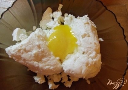 Как не странно, из свежего или жирного творога не так вкусно получается=) Добавьте к творогу одну куриное яйцо.