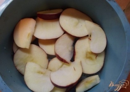 Сверху яблок просейте достаточное количество сахарной пудры (в зависимости от того, на сколько вы сладкоежка).