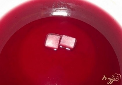 Когда вино станет теплым (проверьте пальчиком) положите в него два кубика сахара.