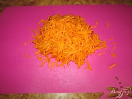 Почистим морковь и натрем на терке для корейской морковки.